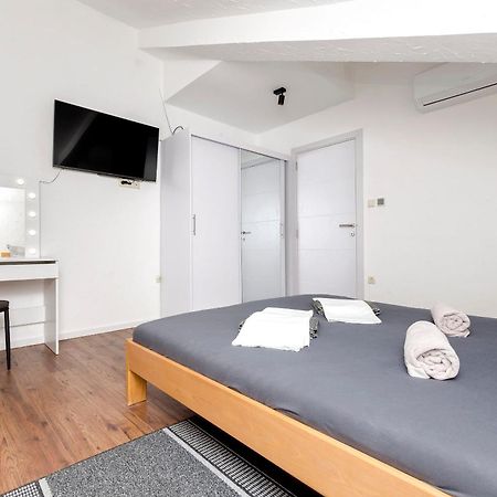 Apartments And Rooms Mladen โวดีเซ ภายนอก รูปภาพ